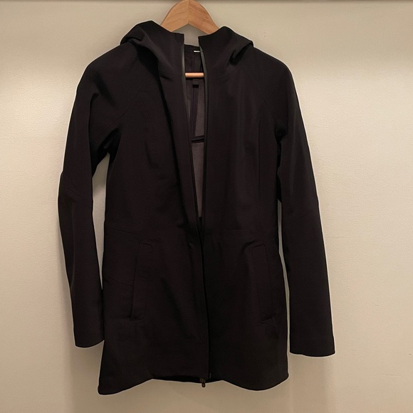 Lululemon RepelShell rain jacket. Black. Size 6. - Picture 11 of 13